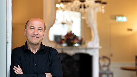 Mustafa die poseert in trouwzaal