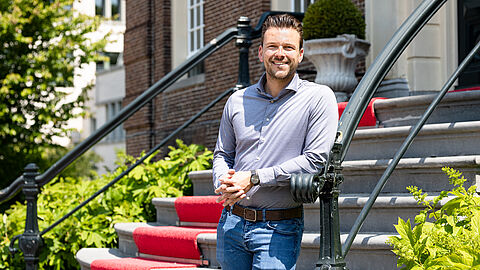Nick Morren die poseert bij Goudestein